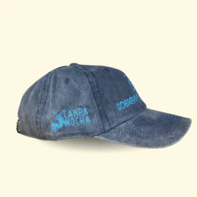Gorra gris sobreviendo bonito