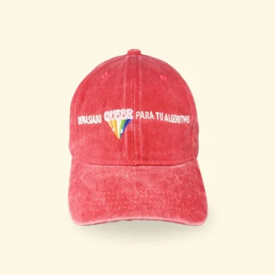 Gorra roja deslavada queer