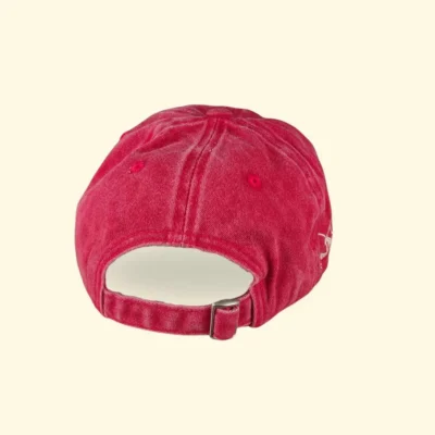 Gorra roja bordada