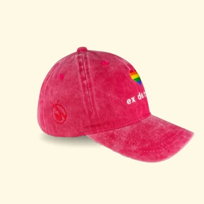 gorra roja queer